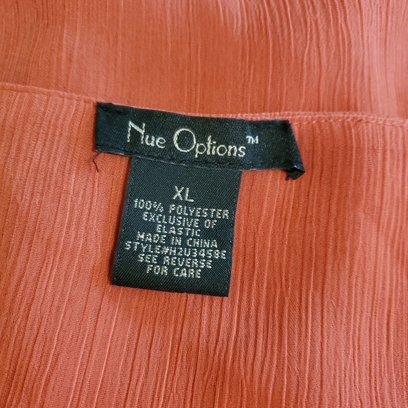 Nue Options Sleeveless Blouse Size XL, lightweight smocked hemline - Picture 6 of 8